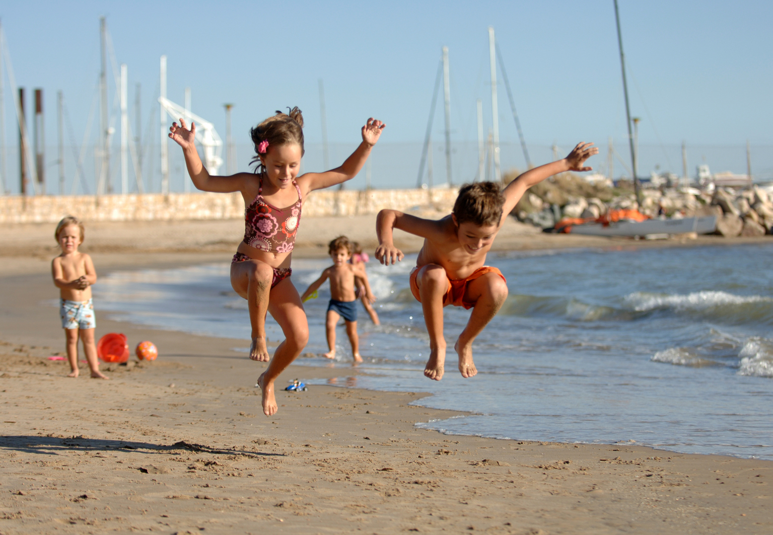 Fkk kids. Детишки на пляже. Детские пляжи. Ребятишки на пляже. Детский пляж.