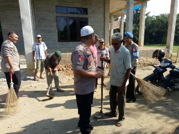 Personel Polsek Pulau Raja beserta camat dan warga mrmbersihkan masjid. Personel Polsek Pulau Raja beserta camat dan warga mrmbersihkan masjid.