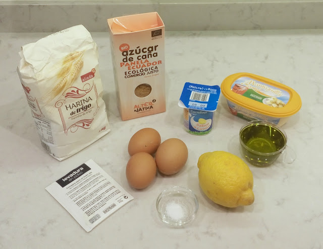 Ingredientes-para-preparar-un-bizcocho-de-yogur-con-panela