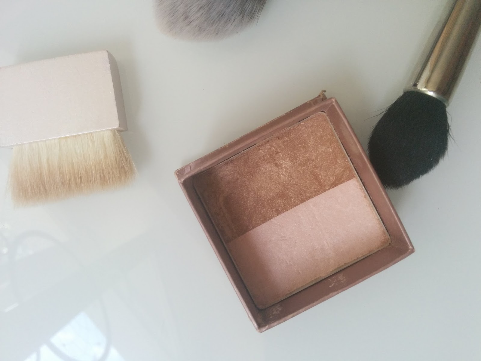 BeneFit 10 Bronzer i rozświetlacz do twarzy duo Evelka makeup