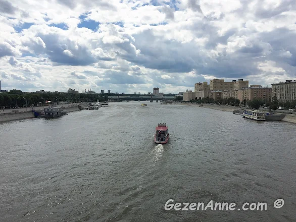 Moskova nehri, solda Gorki park ve park yanından kalkan gezi tekneleri