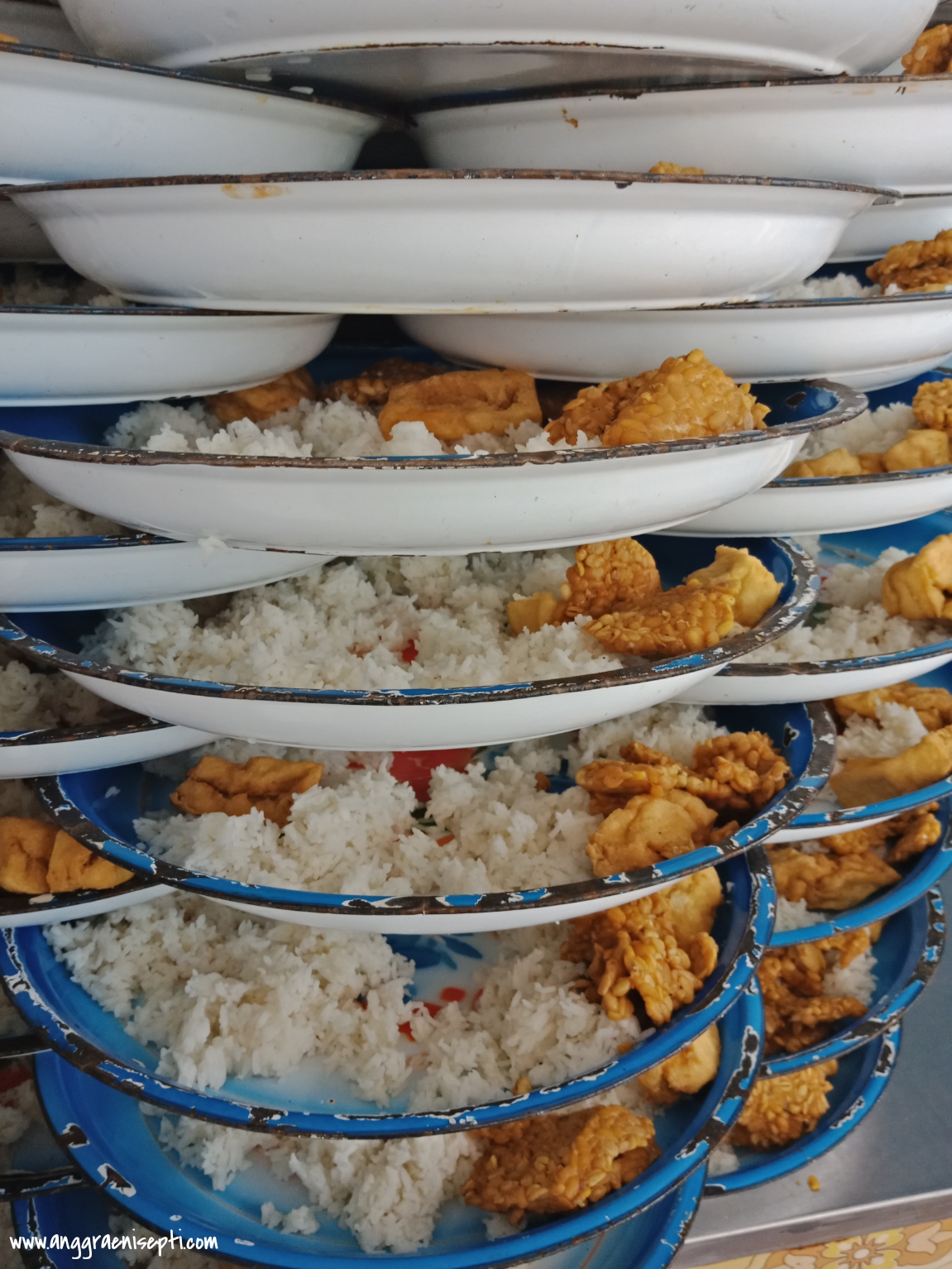 Mengintip Uniknya Suasana Makan Para Santri Pondok Pesantren Al Fithrah Anggraeni Septi