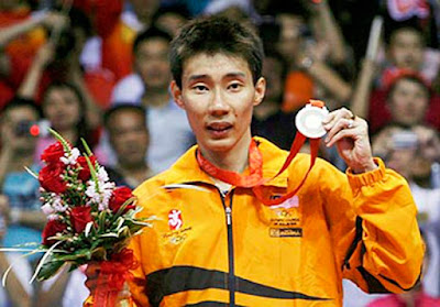 Biografi Lee Chong Wei  Biografi Lee Chong Wei        Biodata   Nama Lengkap : Lee Chong Wei  Bermain : Tunggal Putra  Agama : Kristen  Tempat Lahir : Georgetown, Penang, Malaysia  Tanggal Lahir : Kamis, 21 Oktober 1982  Zodiac : Balance  Warga Negara : Malaysia  Biografi   Lee Chong Wei atau yang mempunyai nama lengkap Datuk Lee Chong Wei (李宗伟) dan biasa dipanggil Lee adalah pemain badminton profesional yang bermain ditunggal putra dari Malaysia. Lee lahir di Malaysia, 21 Oktober 1982. Ia merupakan anak dari pasangan Khor Kim Choi dan Lee Ah Chai. Sejak tahun 2012, Lee berpacaran dengan pemain tunggal wanita Malaysia, yang bernama Wong Mew Choo.  Sebutan ‘Datuk’ adalah titel Malaysia yang disematkan oleh pemerintah Malaysia sebagai tanda Pahlawan negeri tersebut. Tanda gelar Datuk disematkan karena Lee Chong Wei telah berhasil membawa satu medali perak bagi Malaysia di Olimpiade 2008. Dimana medali tersebut merupakan medali perak kedua bagi Malaysia dan juga medali keempat Malaysia di Olimpiade.  Lee Chong Wei adalah pemain tunggal putra yang bermain dengan tangan kanan. Ia dikenal cukup displin dalam menjaga performanya dan mempunyai ciri khas dengan kemampuan bertahan. Lee mempunyai pelatih bernama Misbun Sidek. Awal karier Karir Lee ini bermain badminton pada
