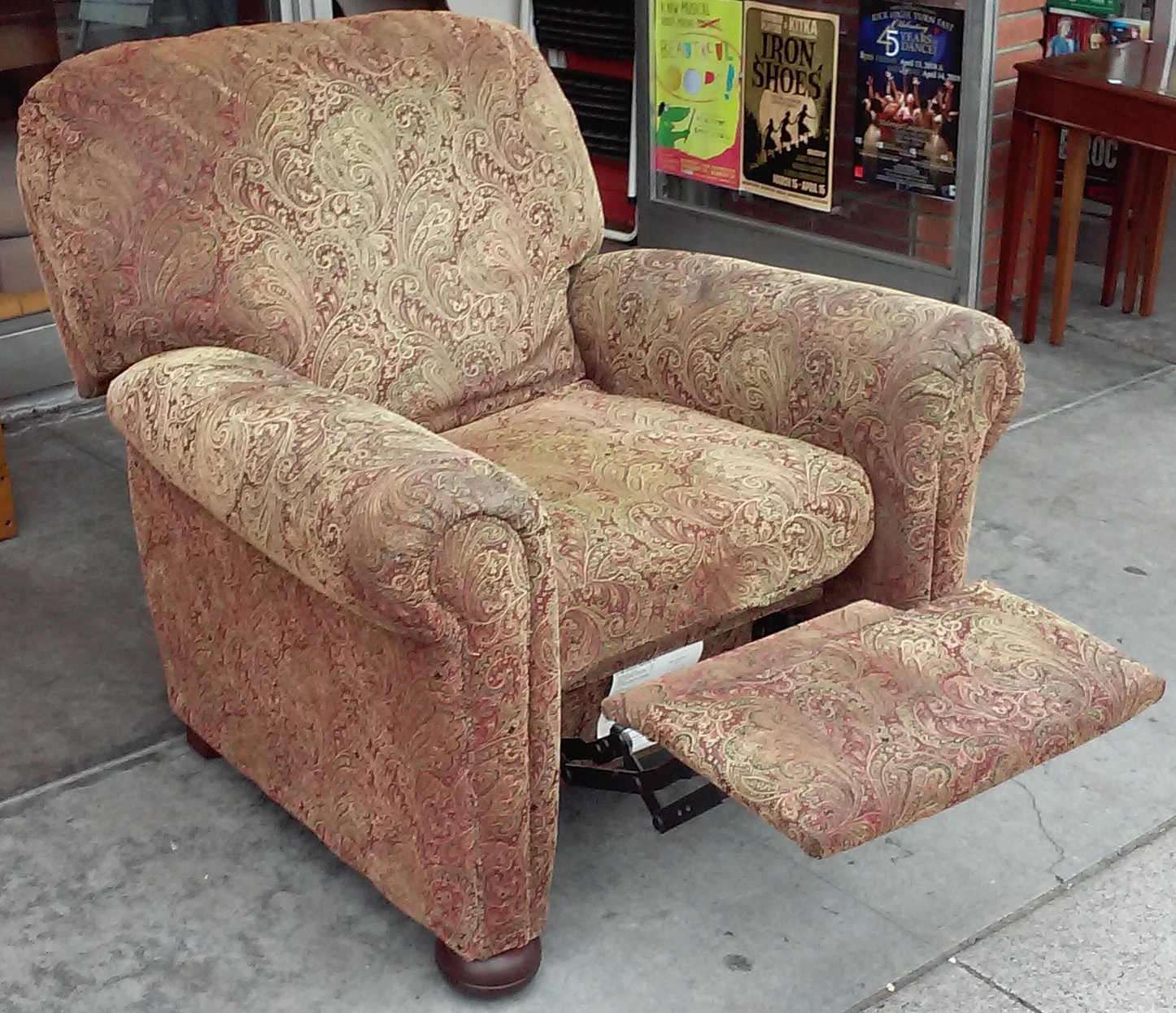 UHURU FURNITURE & COLLECTIBLES SOLD 13845 Lane Modern Paisley