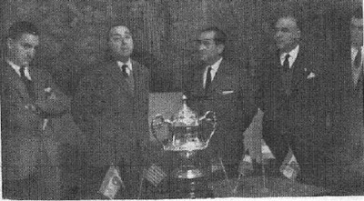 Agustí Pujol, patrocinador del Torneo Internacional de Ajedrez Tarragona 1957, dirigiendo la palabra en el reparto de premios