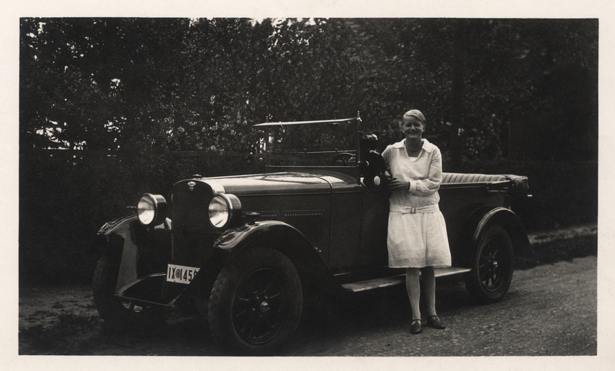 18 Fascinating Vintage Snapshots Of German Ladies Posing With Their Cars In The 1920s ~ Vintage