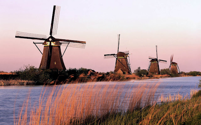 Hollandse molens langs de waterkant