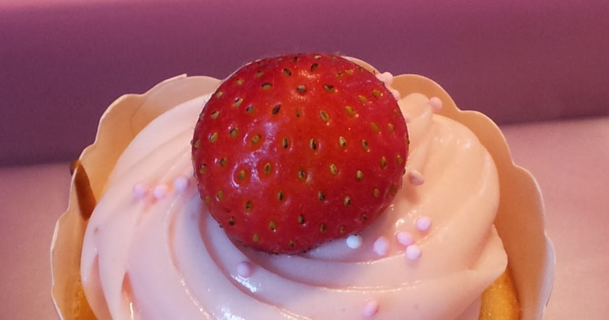 Julia&amp;#39;s Sweet Bakery: Vanille-Joghurt Cupcake mit Erdbeer-Frischkäse ...