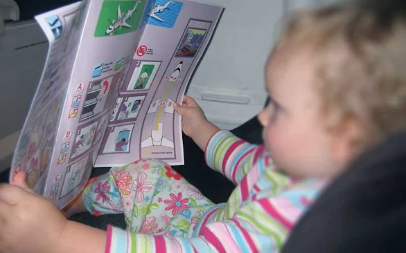 uçakların koltuk arkalarındaki kılavuz ve dergiler güzel bir çocuk eğlendirme aracı