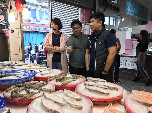 蔡其昌變身為詹姆士的助手，推廣梧棲鮮魚。