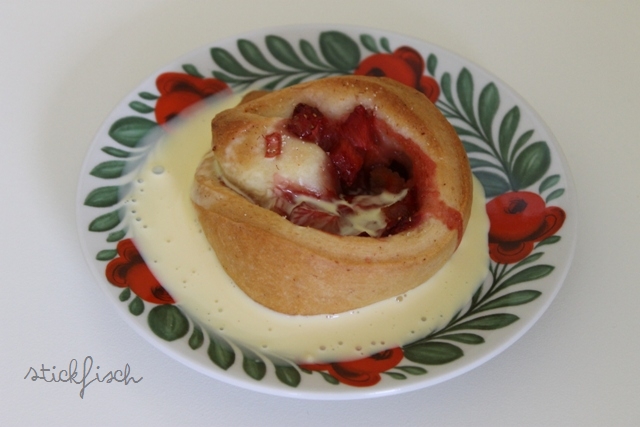 Erdbeer-Rhabarber-Hefe-Schnecken | ★ NORDAHAGE