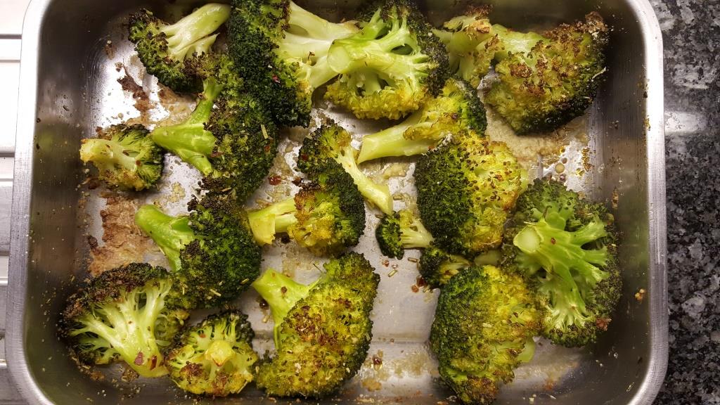 eat-culture: Low Carb - Brokkoli im Backofen (Broccoli in the oven)