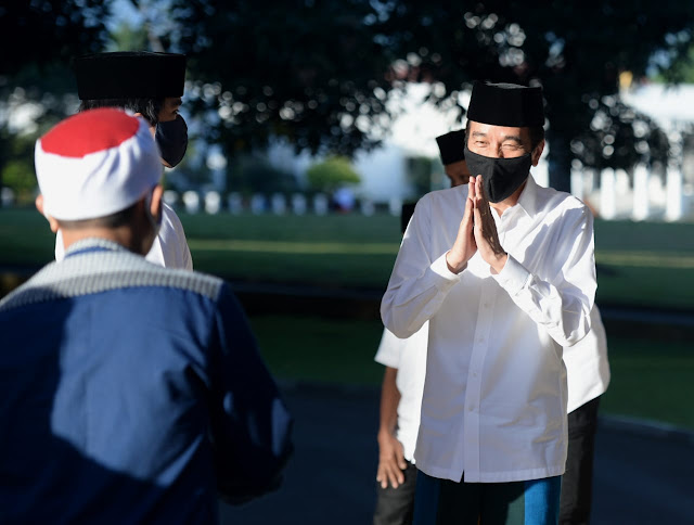 Joko Widodo dan Iriani Jokowi Salat Idulfitri di Halaman Wisma Bayurini Joko Widodo dan Iriani Jokowi Salat Idulfitri di Halaman Wisma Bayurini