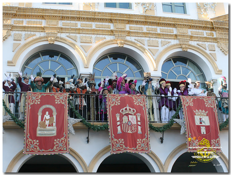 Sus Majestades los Reyes Magos, la Estrella de la Ilusión, Cartero Real y sus Pajes saludan desde el balcón del Ayuntamiento