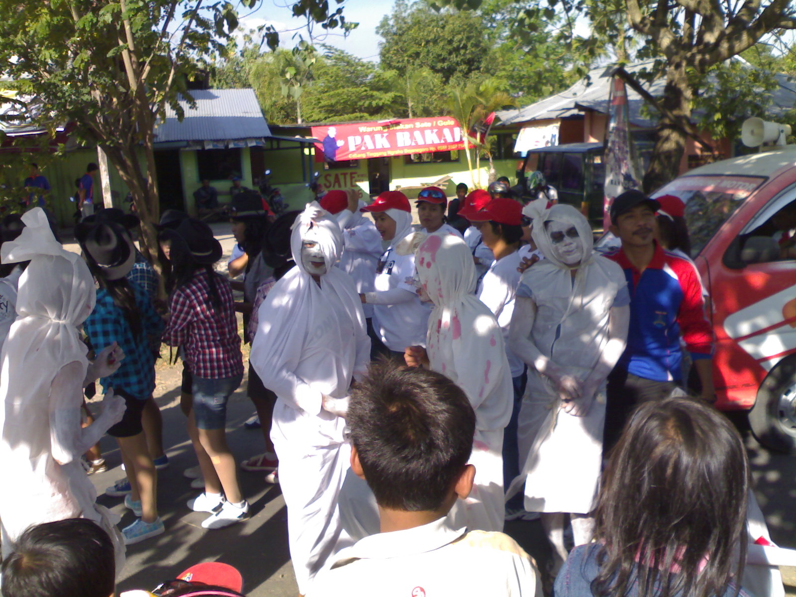 Kelompok Hantu Pocong Mengikuti Gerak Jalan di Cepu 
