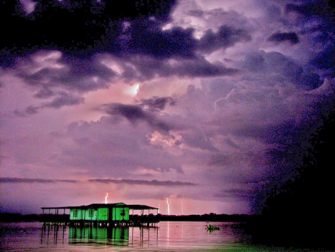необыкновенная атмосфера. необычные облака. необыкновенная атмосфера. звездное небо воронка. облака.