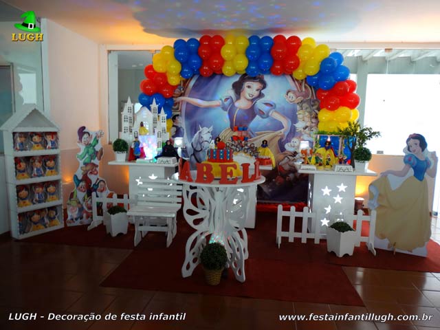 Decoração de aniversário Branca de Neve - Mesa temática provençal simples Decoração de aniversário Branca de Neve - Mesa de festa temática infantil provençal simples