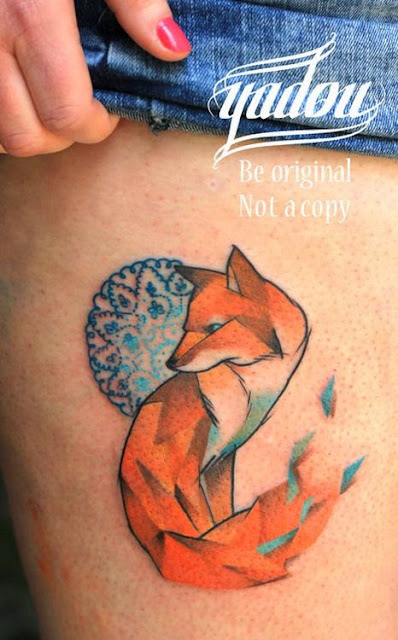 Una mujer con un tatuaje de zorro