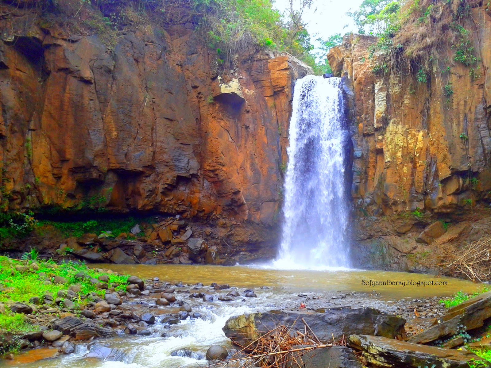 Jalan-jalan melepas penat ke curug Gombong Batang - KARTUN