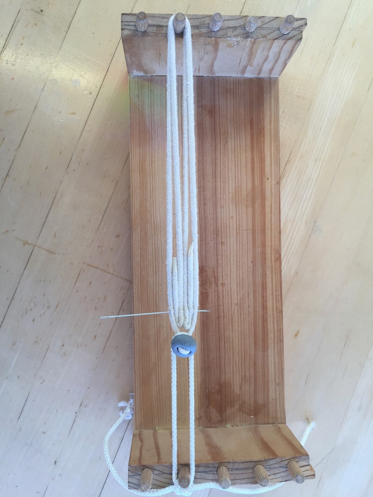 Knots and fiber bracelets Setting up the loom String weave tapestry bracelet tutorial part 3