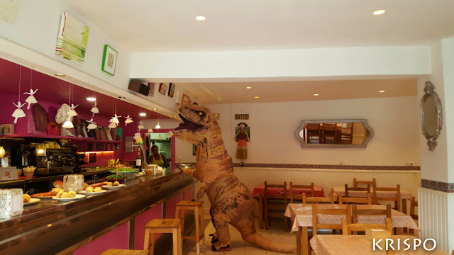 T-Rex dentro de un bar en hondarribia