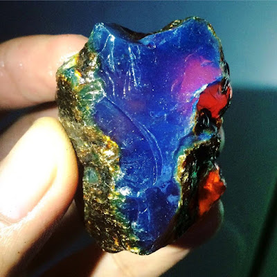 What Causes the Color Phenomena of Blue Amber?