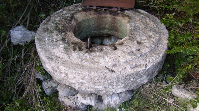 Πηγάδια, Πηγή ιστοριών