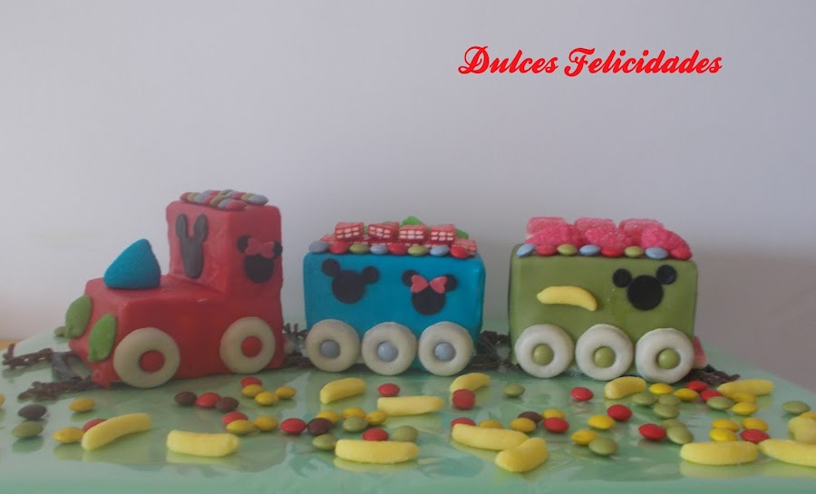 Tarta de chuches tren de Mickey Mouse