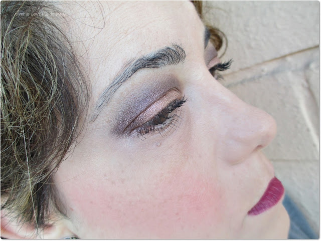 Maquillaje: mirada en cobre y topo con labios borgoña mate