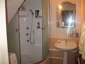 Baño debajo de las escaleras - Colores en Casa