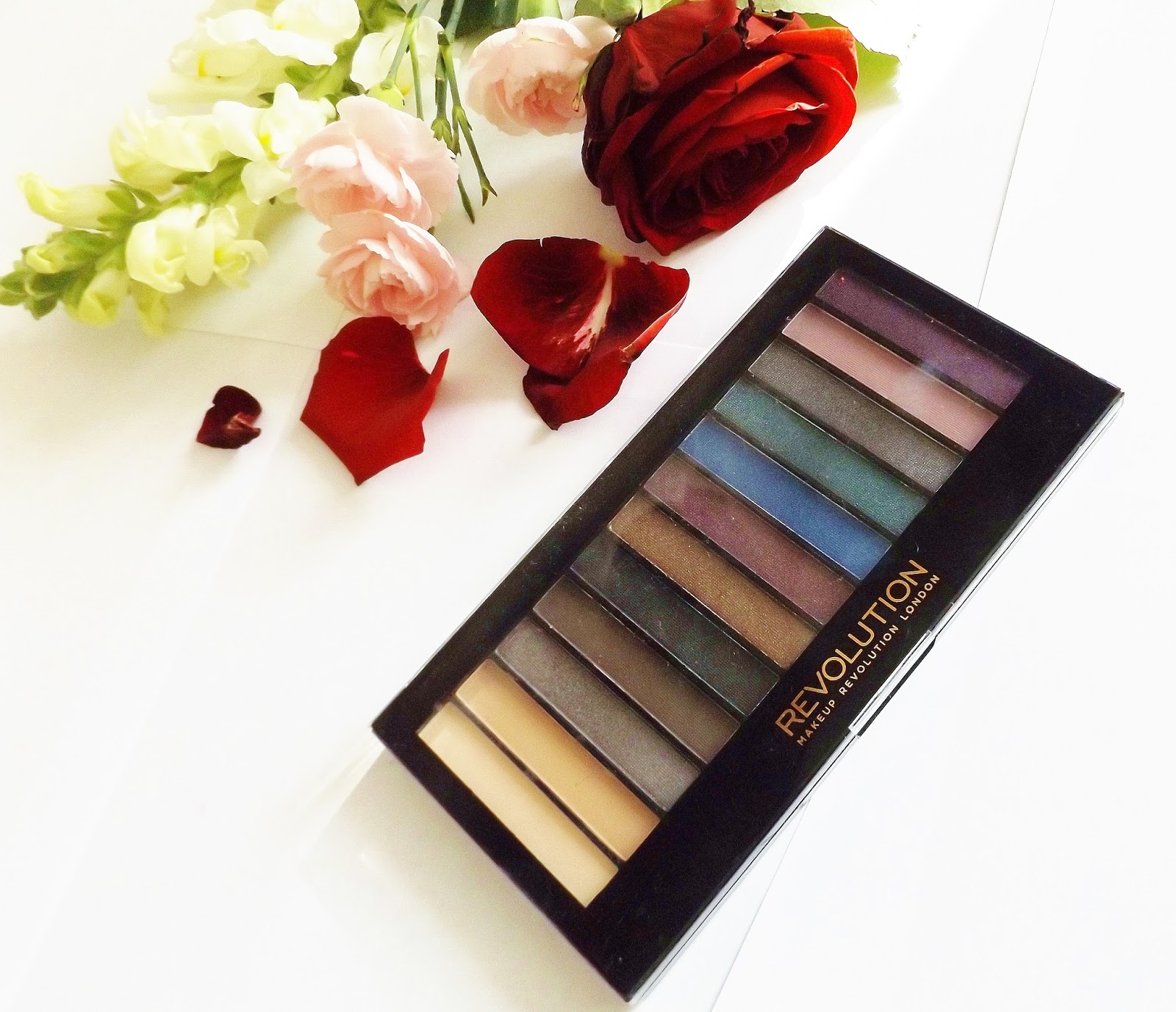 Make revolution палетки. Makeup revolution x carmi make magic palette. Make revolution палетки. палетка теней для век makeup revolution jewel collection. революшен палетка mermaid.