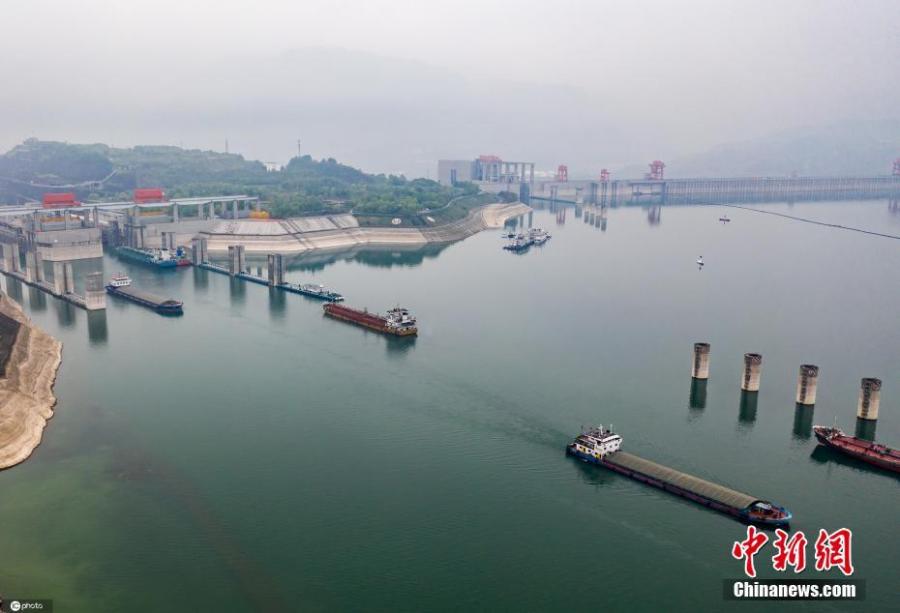 Судоходный шлюз на плотине Три ущелья в Китае