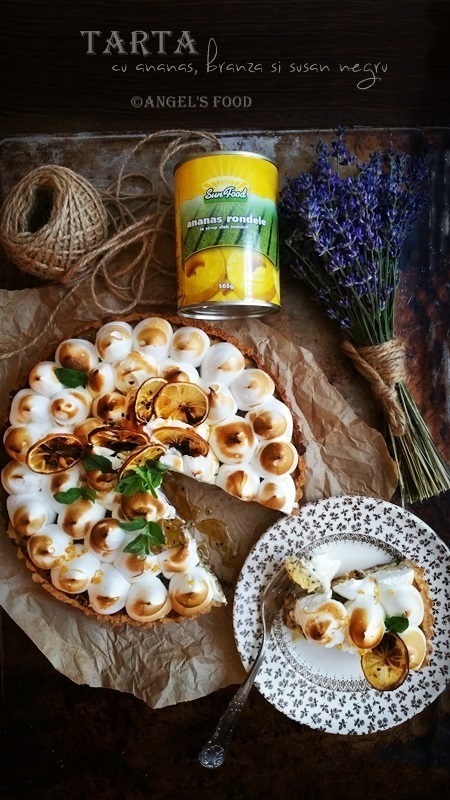 Tarta umpluta cu ananas, branza fina și susan negru, imbracata cu bezea