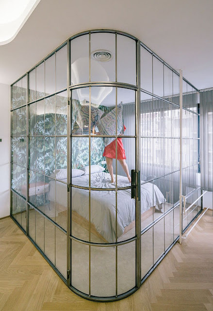 Metallic-Frame-of-the-Glas-Schlafzimmer-Kammer-bringt auch-Blendung-zu-der-Wohnung