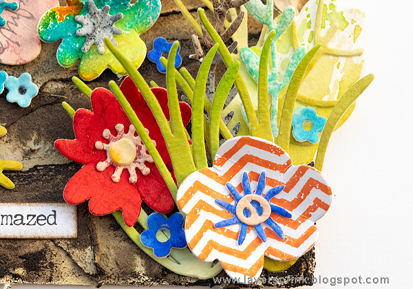 Layers of ink - Flower Power Tag Tutorial by Anna-Karin Evaldsson with Tim Holtz Sizzix Funky Floral