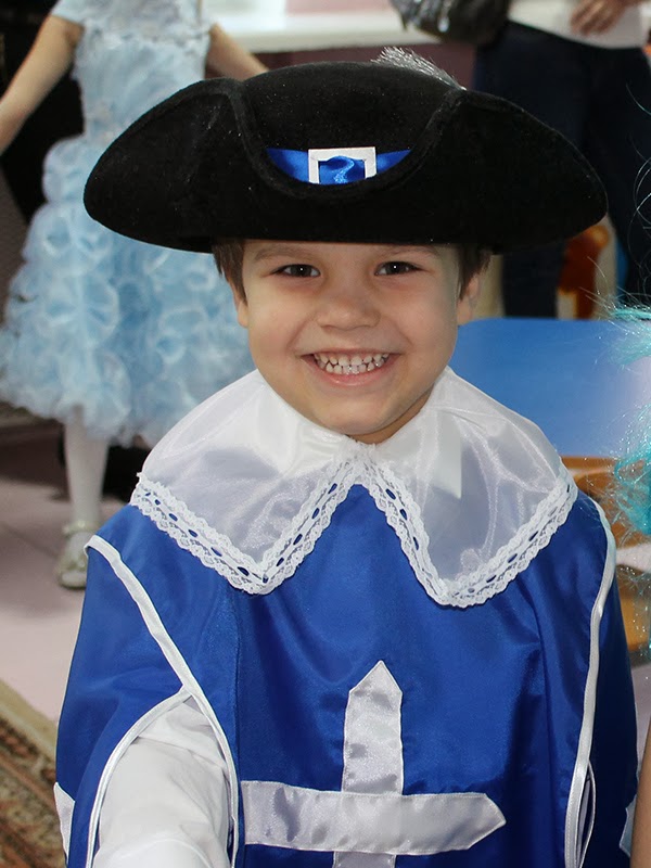 шляпа мушкетера своими руками для мальчика. шляпы новогодние для мальчиков. шляпа мушкетера для мальчика. шляпа мушкетера своими руками из бумаги. мушкетерская шляпа своими руками.