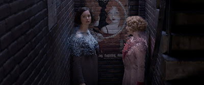 Alison Sudol and Katherine Waterston in Fantastic Beasts and Where to Find Them
