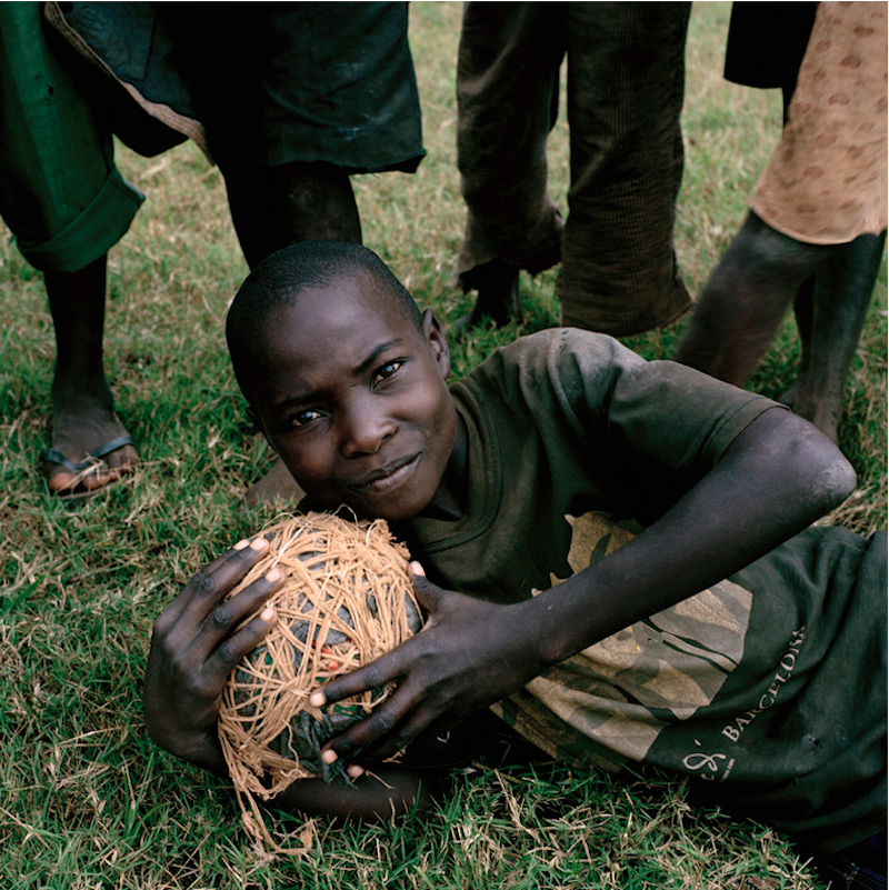 Футбол африканские игры. Африканский футбол. Футбол в Африке. Африканский мальчик.