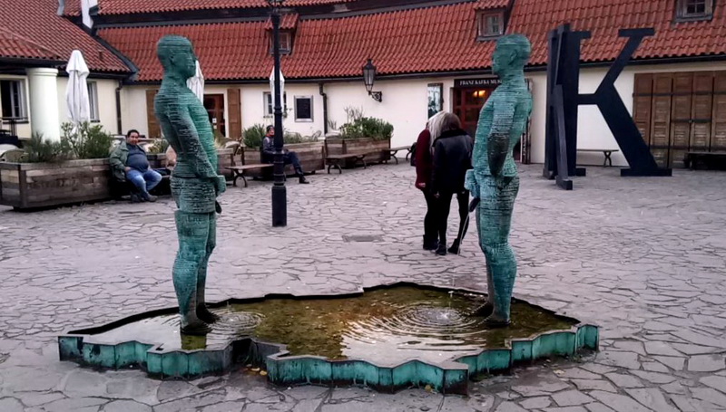 Писающие мужчины в Праге, фонтан