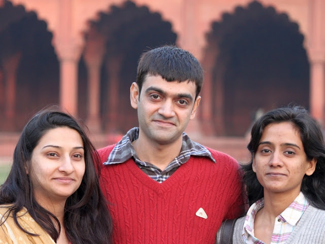 фотография индийского студента и двух студенток