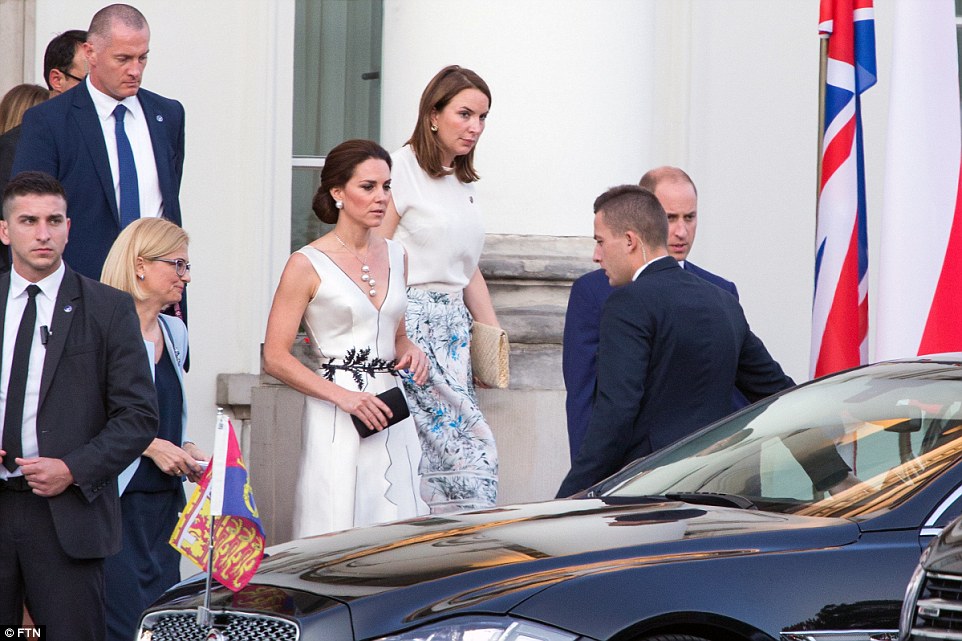 VISITA OFICIAL DE WILLIAM Y KATE A POLONIA Y ALEMANIA.  - Página 4 426E4A5A00000578-4704492-image-a-91_1500320223872