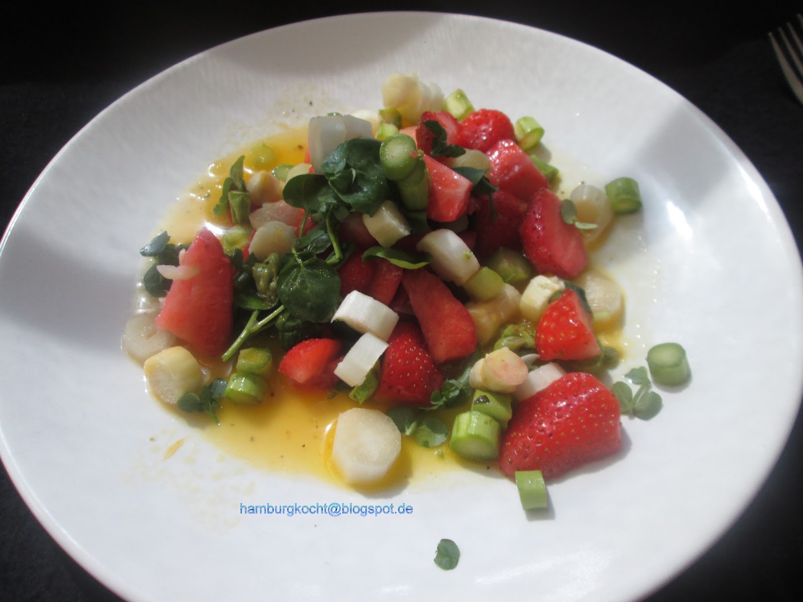 Hamburg kocht!: Spargelsalat mit Erdbeeren und Brunnenkresse