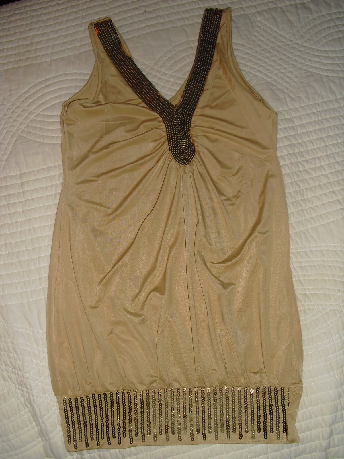 Aparte del armariO blancO Camiseta dorada de lentejuelas