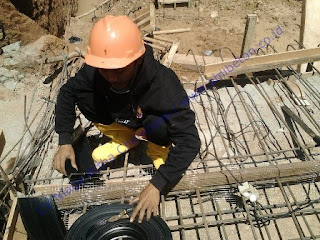 Setelah beton mengeras, pasang swellable waterstop pada sambungan beton. Setelah pemasangan waterstop ini selesai