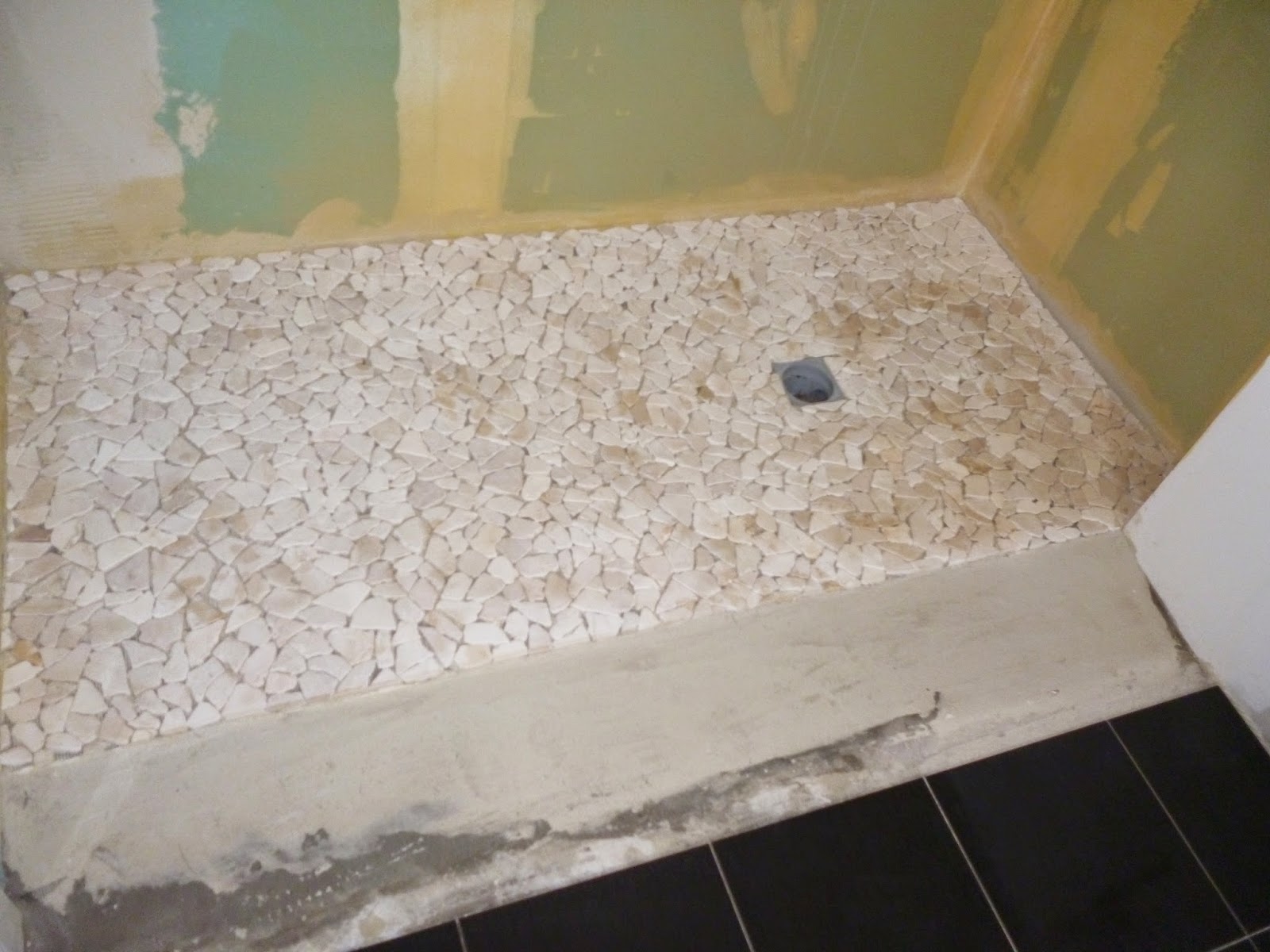 Salle De Douche Noir Et Blanc Avec Listel Et Bac En Galet Plat