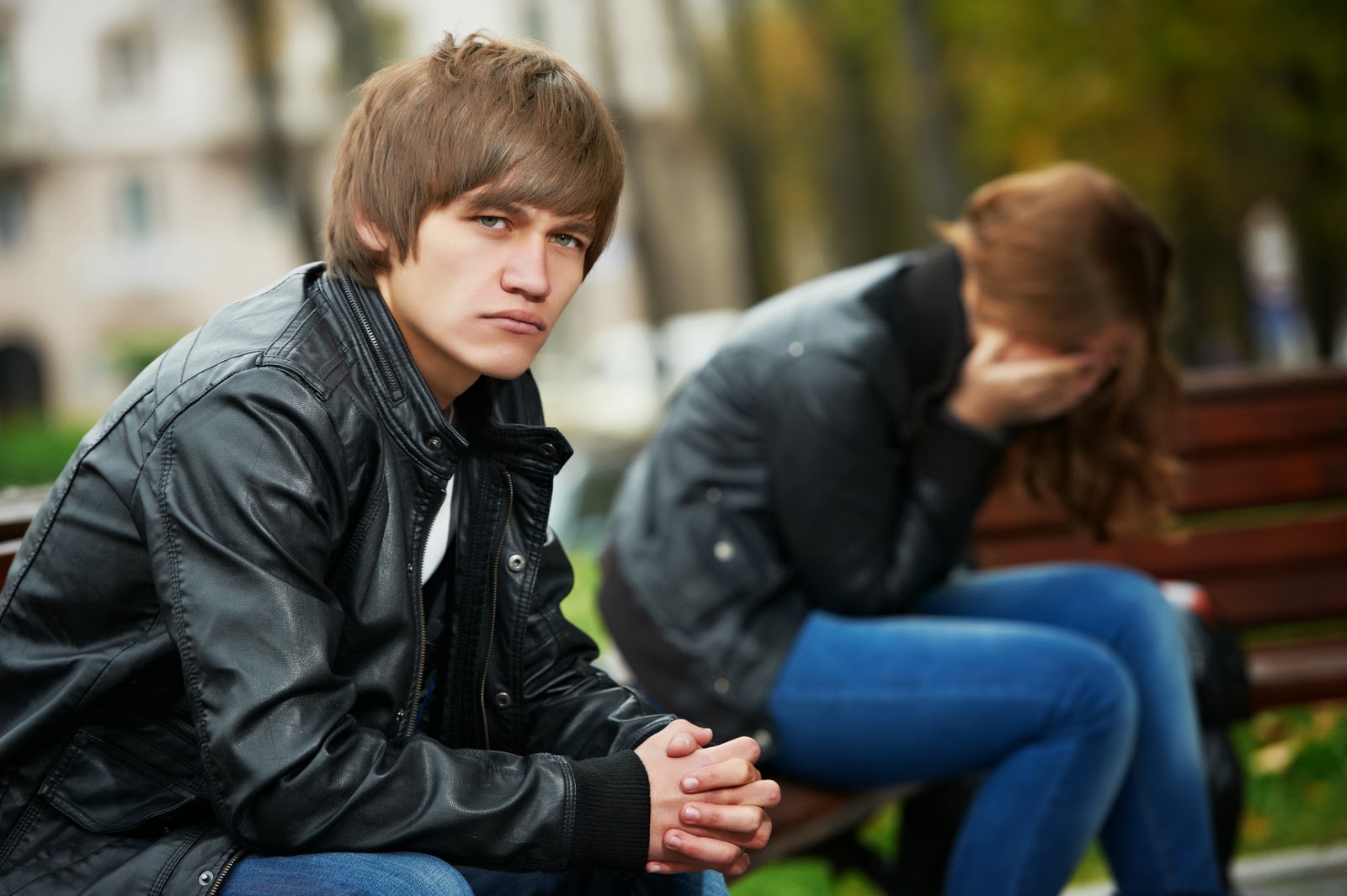 Парень меган фокс. Сегодня встречаются молодые люди которые. Парень дарит букет девушке. Парень встретил девушку. Пара любовь.