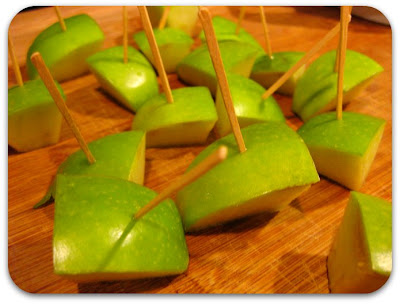 Easy_Halloween_Snacks_Candy_Caramel_Apple_Bites_mummy_dogs