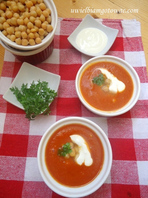Kremowa zupa pomidorowa z ciecierzycą 
