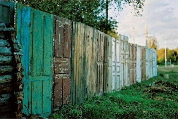 Reuse your old doors – cool decorations and DIY furniture