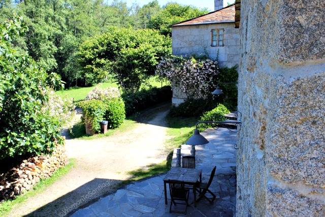 fervenza-casa-rural-lugo-galicia-porche-womantosantiago